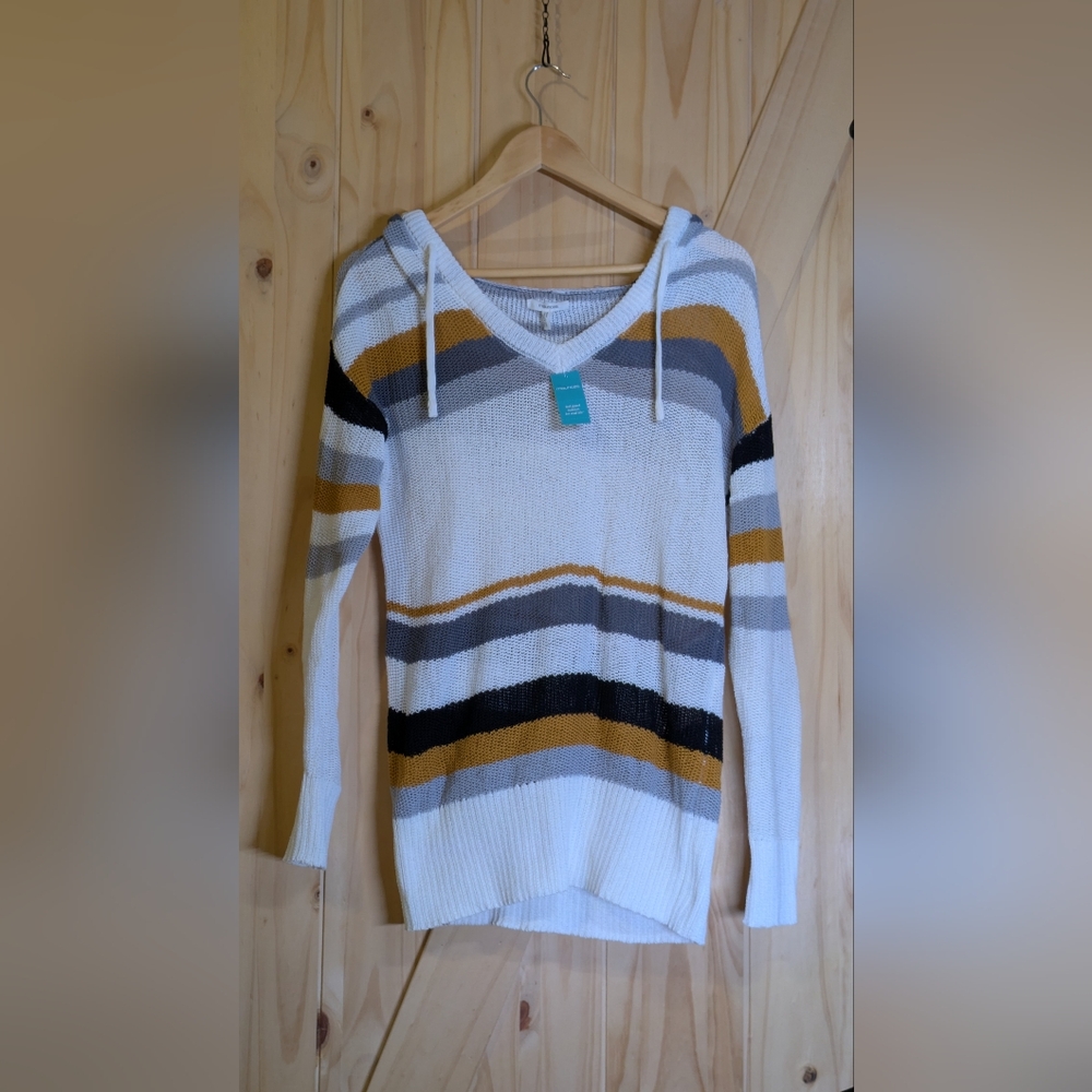 Casual V-Neck Sweaters with Stripes in White and Gold